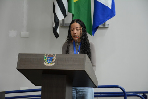 Estudante de Machado recebe medalha da Câmara por projeto de horta orgânica e compostagem